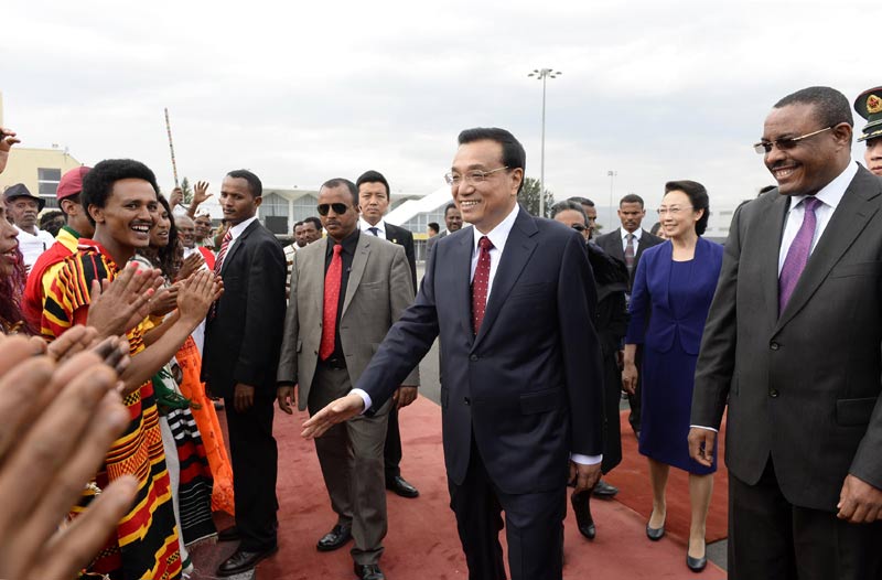 5月6日，中國國務院總理李克強在圓滿結束對埃塞俄比亞和非盟總部的正式訪問后離開亞的斯亞貝巴。埃塞俄比亞總理海爾馬裡亞姆夫婦在機場為李克強夫婦舉行隆重的歡送儀式。新華社記者 李學仁 攝
