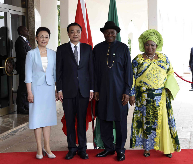 5月7日，中國國務院總理李克強在阿布賈出席尼日利亞總統喬納森舉行的歡迎儀式。這是李克強總理和夫人程虹同喬納森總統夫婦在歡迎儀式上合影。 新華社記者李學仁攝