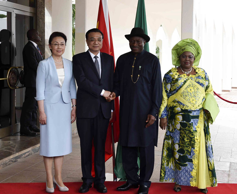 5月7日，中國國務院總理李克強在阿布賈出席尼日利亞總統喬納森舉行的歡迎儀式。這是李克強總理和夫人程虹同喬納森總統夫婦在歡迎儀式上合影。 新華社記者李學仁攝