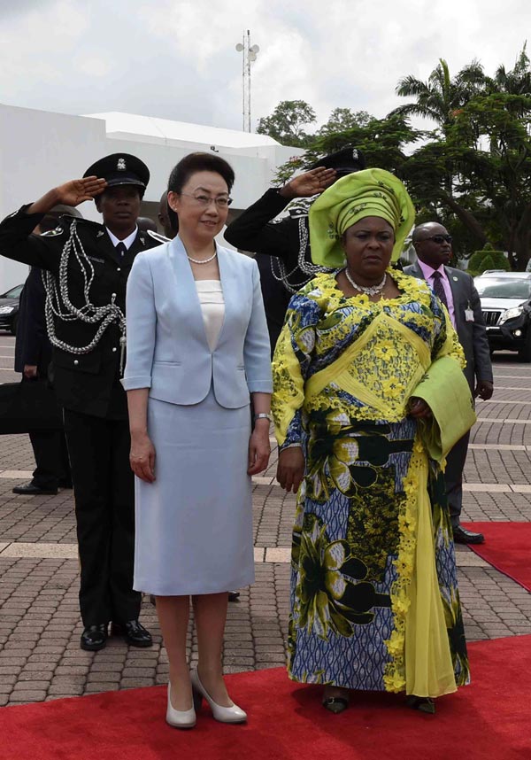 5月7日，中國國務院總理李克強在阿布賈出席尼日利亞總統喬納森舉行的歡迎儀式。 這是李克強總理夫人程虹和喬納森總統夫人在歡迎儀式上。新華社記者李學仁攝