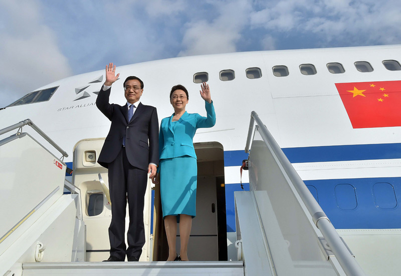 5月8日，應安哥拉總統多斯桑托斯邀請，中國國務院總理李克強乘專機抵達羅安達二月四日國際機場，開始對安哥拉進行正式訪問。李克強總理夫人程虹同機抵達。新華社記者 李濤 攝