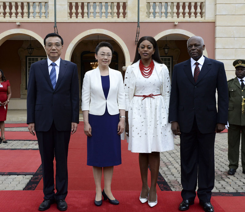 5月9日，中國國務院總理李克強在安哥拉總統府出席安總統多斯桑托斯舉行的歡迎儀式。這是李克強總理和夫人程虹同多斯桑托斯總統和夫人安娜在歡迎儀式上合影。新華社記者李學仁攝