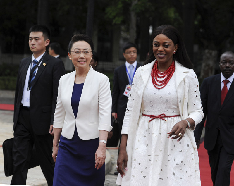5月9日，中國國務院總理李克強在安哥拉總統府出席安總統多斯桑托斯舉行的歡迎儀式。這是李克強總理夫人程虹和多斯桑托斯總統夫人安娜出席歡迎儀式。新華社記者謝環馳攝