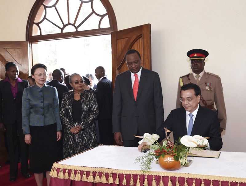 5月10日，中國國務院總理李克強在肯尼亞國家宮同肯總統肯雅塔舉行會談。這是會談開始前，李克強在貴賓簿上簽名。 新華社記者 李學仁 攝