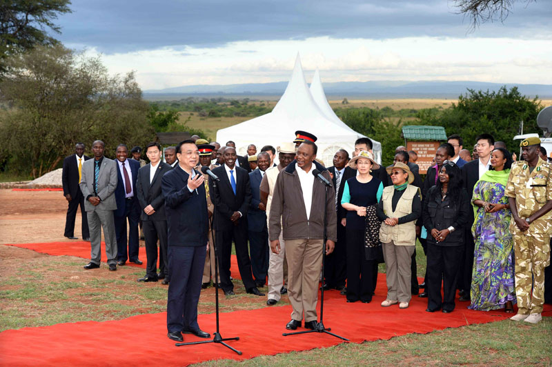 5月10日，國務院總理李克強與肯尼亞總統肯雅塔共同參觀肯尼亞內羅畢國家公園焚燒象牙紀念地，並對中外記者發表講話。肯尼亞副總統魯托陪同參觀。新華社記者 李濤 攝