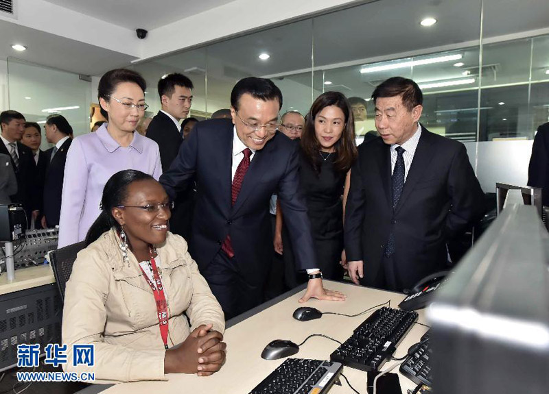 5月11日，中國國務院總理李克強在肯尼亞首都內羅畢看望並慰問中央電視台非洲分台員工。 新華社記者 李濤 攝