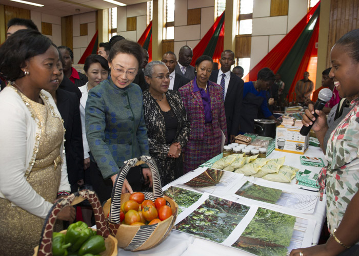 5月10日，李克強總理夫人程虹在肯尼亞總統夫人和副總統夫人的陪同下參觀了快樂婦女組織。該組織用小額貸款支持農村婦女種植蔬菜、制作手工藝品等以提高家庭收入。程虹與受益於該組織的一些婦女交流，贊揚她們自食其力、補貼家用，還現場購買手工藝品以示支持。