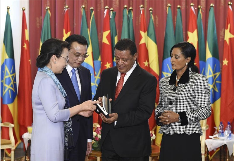 5月6日，中國國務院總理李克強在亞的斯亞貝巴國家宮會見埃塞俄比亞總統穆拉圖。李克強總理夫人程虹、穆拉圖總統夫人梅阿扎參加會見。這是會見結束后，李克強總理夫人程虹向穆拉圖總統夫婦贈送她的著作。新華社記者 李學仁 攝