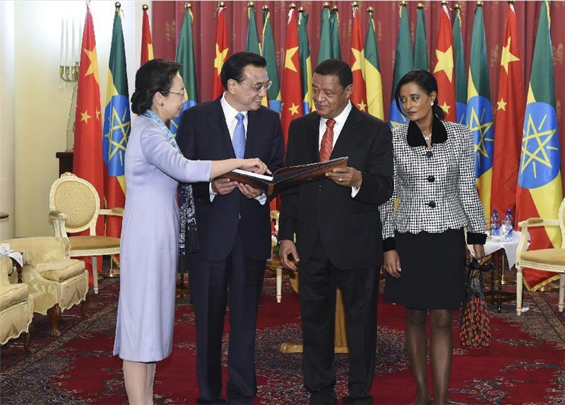 5月6日，國務院總理李克強在亞的斯亞貝巴國家宮會見埃塞俄比亞總統穆拉圖。李克強總理夫人程虹、穆拉圖總統夫人梅阿扎參加會見。這是會見結束后，李克強總理向穆拉圖總統贈送介紹北京大學的畫冊。穆拉圖總統年輕時曾在北京大學留學。新華社記者 王曄 攝