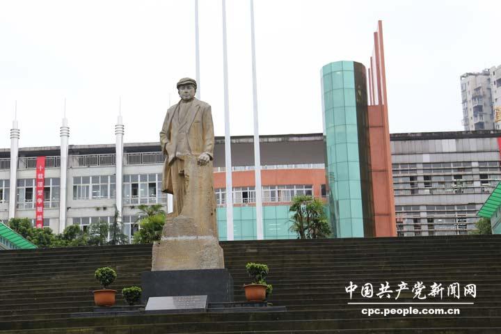 廣安中學內的鄧小平雕塑（人民網張湘憶/攝）