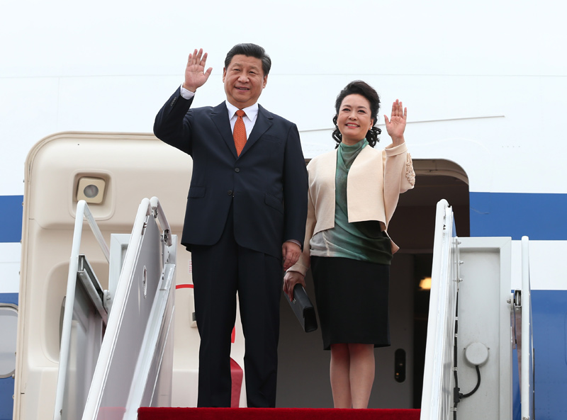 7月3日，國家主席習近平抵達首爾，開始對韓國進行國事訪問。這是習近平和夫人彭麗媛走出機艙。 新華社記者 蘭紅光 攝