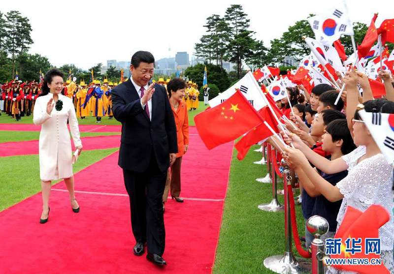 7月3日，國家主席習近平在首爾同韓國總統朴槿惠舉行會談。會談前，朴槿惠在青瓦台總統府為習近平舉行隆重歡迎儀式。 新華社記者饒愛民攝