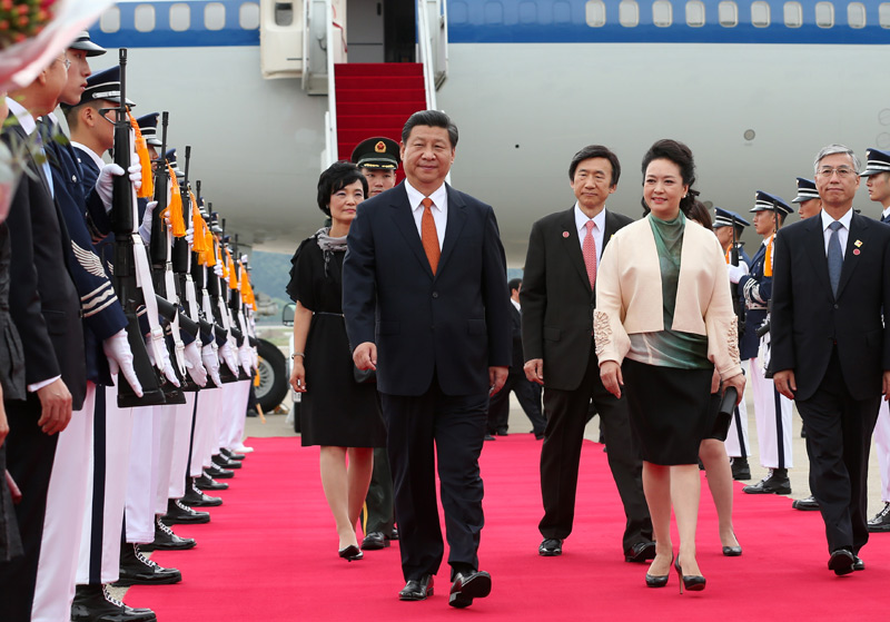 7月3日，國家主席習近平抵達首爾，開始對韓國進行國事訪問。這是韓國禮兵沿著紅地毯兩側列隊，向習近平和夫人彭麗媛行注目禮。 新華社記者蘭紅光 攝