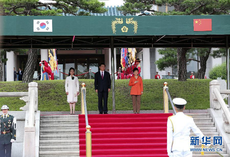 7月3日，國家主席習近平在首爾同韓國總統朴槿惠舉行會談。會談前，朴槿惠在青瓦台總統府為習近平舉行隆重歡迎儀式。 新華社記者丁林攝