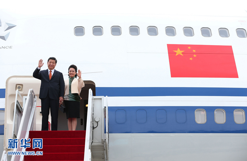 7月3日，國家主席習近平抵達首爾，開始對韓國進行國事訪問。這是習近平和夫人彭麗媛走出機艙。 新華社記者 蘭紅光 攝