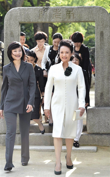 7月3日，韓國首爾，彭麗媛在韓國代理“第一夫人”趙允旋的陪同下參觀位於首爾的韓國歷史古跡昌德宮。