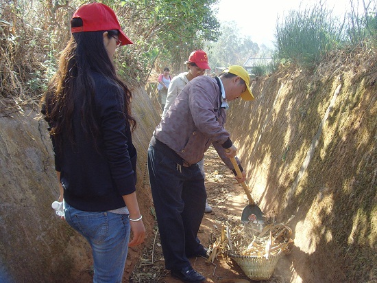 2014年3月，團總支部組織青年團員志願者抗旱修溝