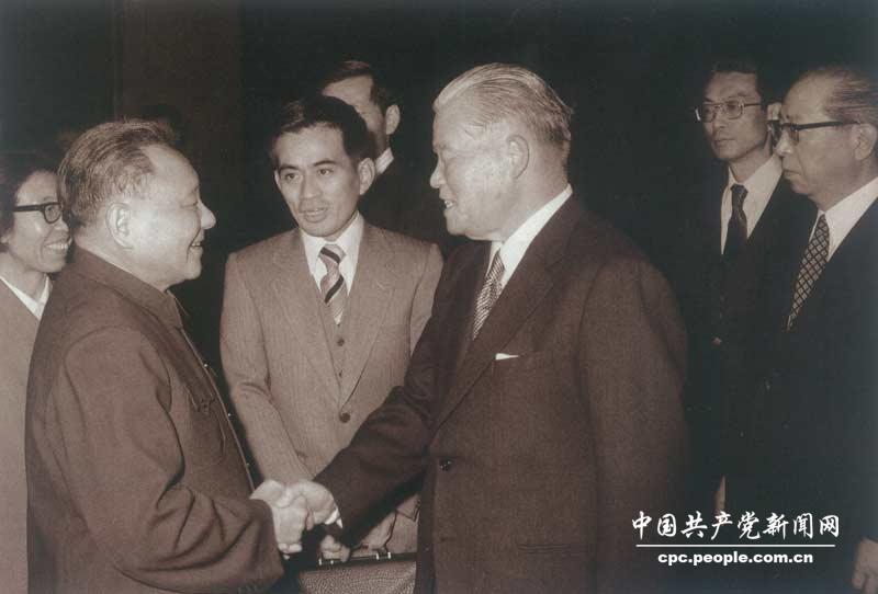 1979年，鄧小平會見日本首相大平正芳