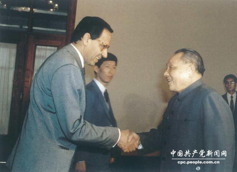 1987年，鄧小平會見西班牙工人社會黨副總書記、政府副首相格拉