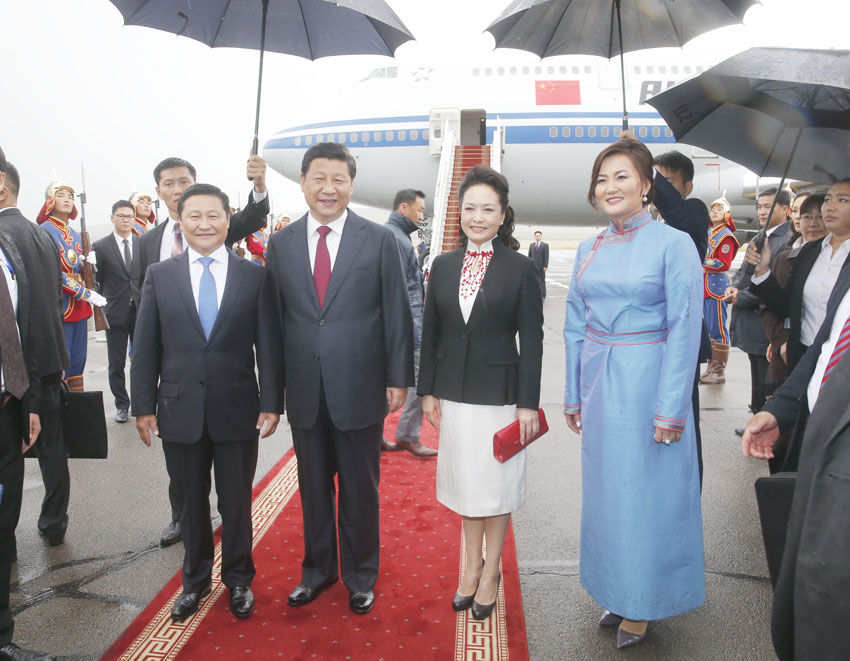 8月21日，國家主席習近平抵達烏蘭巴托，開始對蒙古國進行國事訪問。習近平和夫人彭麗媛在機場受到蒙古國總理阿勒坦呼亞格夫婦熱情迎接。新華社記者鞠鵬攝