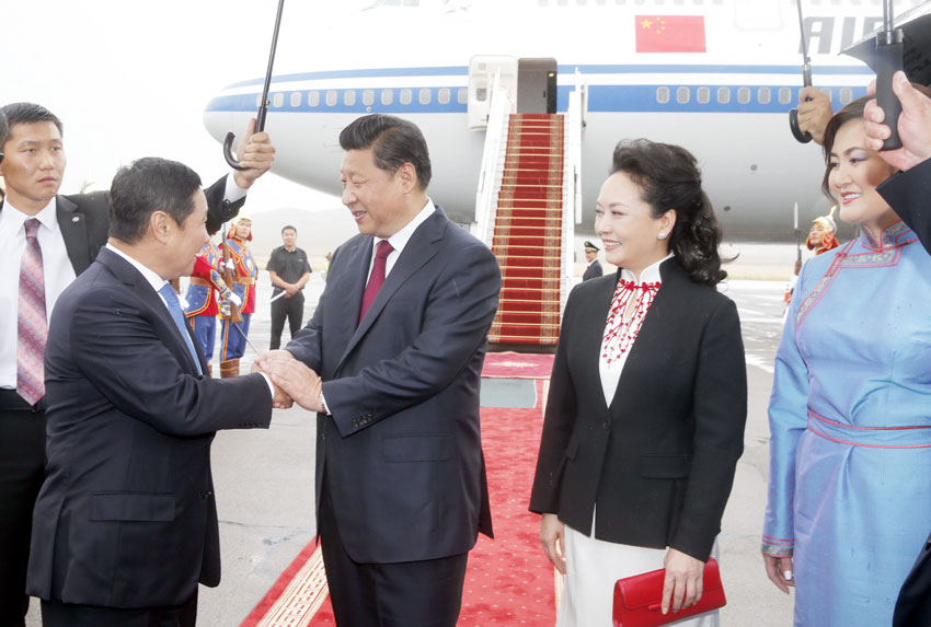 8月21日，國家主席習近平抵達烏蘭巴托，開始對蒙古國進行國事訪問。習近平和夫人彭麗媛在機場受到蒙古國總理阿勒坦呼亞格夫婦熱情迎接。新華社記者鞠鵬攝