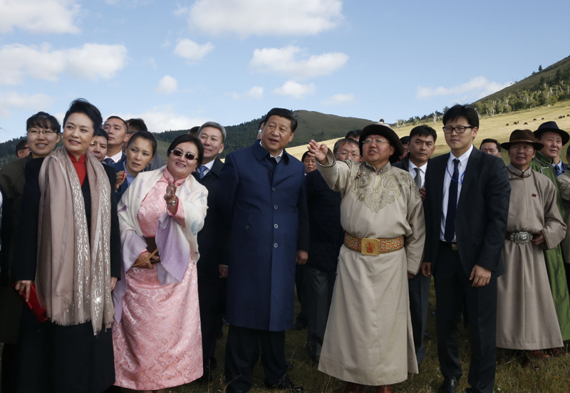 8月22日，國家主席習近平在蒙古國總統額勒貝格道爾吉陪同下前往烏蘭巴托市郊觀看那達慕。這是習近平和夫人彭麗媛同額勒貝格道爾吉夫婦觀看表演。新華社記者 鞠鵬 攝