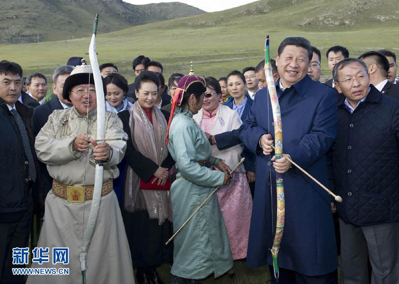 8月22日，國家主席習近平在蒙古國總統額勒貝格道爾吉陪同下前往烏蘭巴托市郊觀看那達慕。這是習近平與額勒貝格道爾吉一起彎弓搭箭。新華社記者 黃敬文 攝