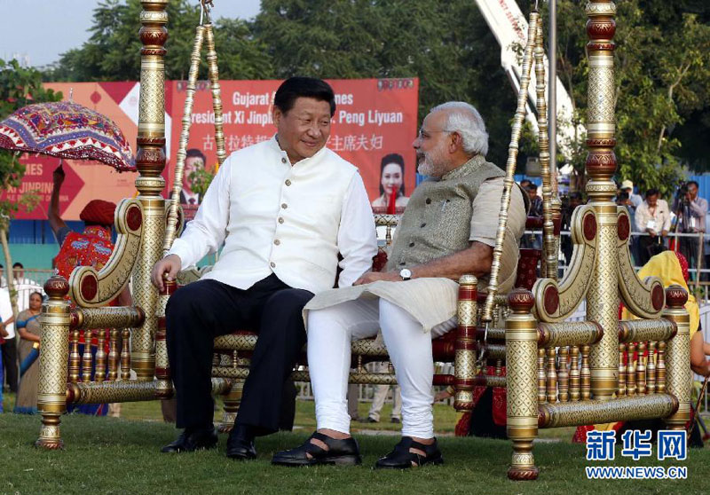 9月17日，國家主席習近平在印度總理莫迪陪同下訪問古吉拉特邦。這是習近平和莫迪在參觀河岸公園發展項目時親切交談。 新華社記者 鞠鵬 攝