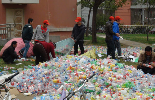 志願者通過撿拾收集塑料瓶募集資金