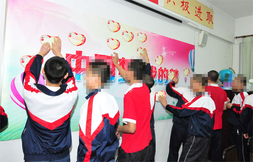 受幫教孩子們在許願牆上貼出自己的中國夢