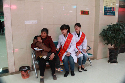 志願者在汴塘醫院服務