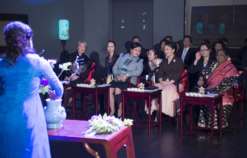 彭麗媛和來賓們一起觀看展現中國傳統文化和北京風情的《古都風韻》，在悠揚的古樂聲中欣賞優雅的花道表演。新華社記者 黃敬文 攝