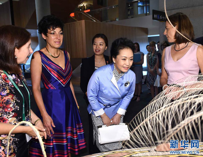 11月16日，中國國家主席習近平夫人彭麗媛在布裡斯班參觀昆士蘭州博物館。 新華社記者 饒愛民 攝