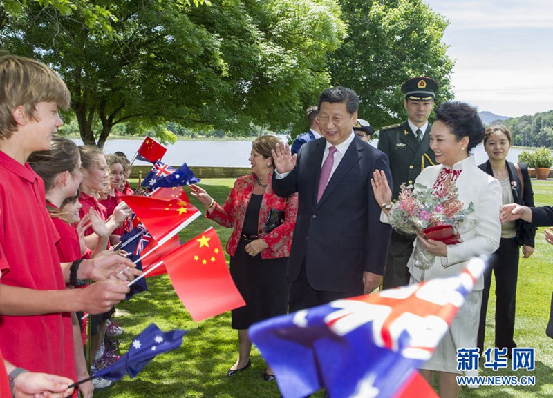 11月17日，中國國家主席習近平在堪培拉會見澳大利亞總督科斯格羅夫。會見前，科斯格羅夫在總督府草坪為習近平舉行隆重歡迎儀式。習近平和夫人彭麗媛抵達時，受到科斯格羅夫總督夫婦熱情迎接。新華社記者謝環馳攝