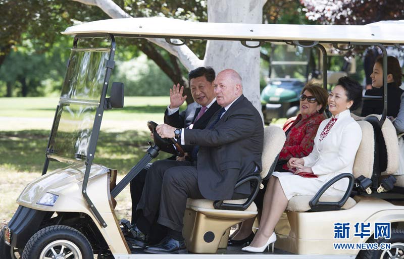 11月17日，中國國家主席習近平在堪培拉會見澳大利亞總督科斯格羅夫。這是午宴結束后，科斯格羅夫親自駕車，陪同習近平和夫人彭麗媛在總督府院內參觀。新華社記者 黃敬文 攝