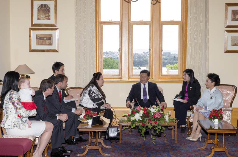 11月18日，國家主席習近平在澳大利亞塔斯馬尼亞州參觀訪問。這是習近平看望已故塔斯馬尼亞州前州長培根的家人。 新華社記者 丁林 攝