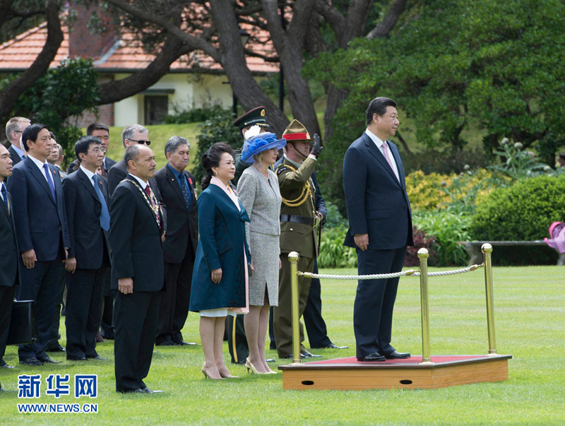 11月20日，中國國家主席習近平在惠靈頓總督府出席新西蘭總督邁特帕裡舉行的歡迎儀式。這是習近平和夫人彭麗媛與邁特帕裡總督夫婦在歡迎儀式上。新華社記者李學仁攝