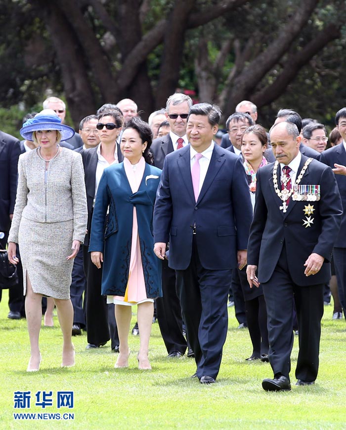 11月20日，中國國家主席習近平在惠靈頓總督府出席新西蘭總督邁特帕裡舉行的歡迎儀式。這是習近平和夫人彭麗媛與邁特帕裡總督夫婦在歡迎儀式上。新華社記者姚大偉攝