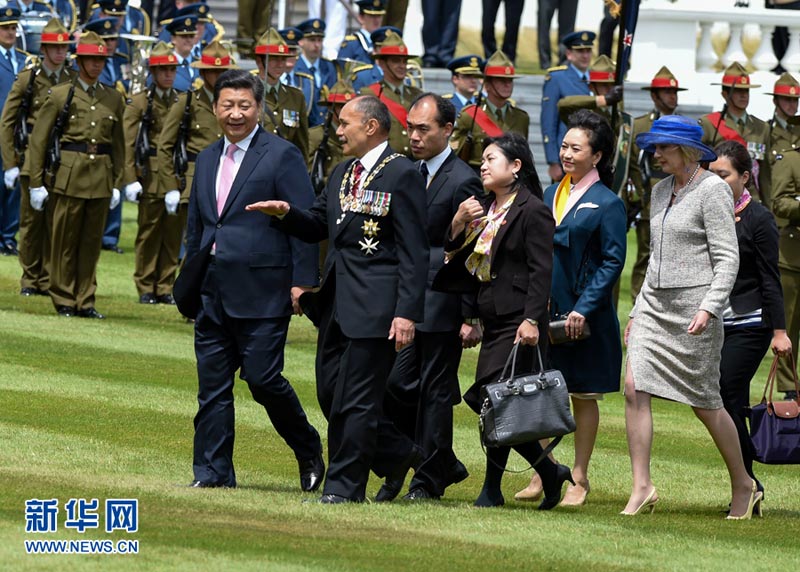 11月20日，中國國家主席習近平在惠靈頓總督府出席新西蘭總督邁特帕裡舉行的歡迎儀式。這是習近平和夫人彭麗媛與邁特帕裡總督夫婦在歡迎儀式上。新華社記者馬佔成攝