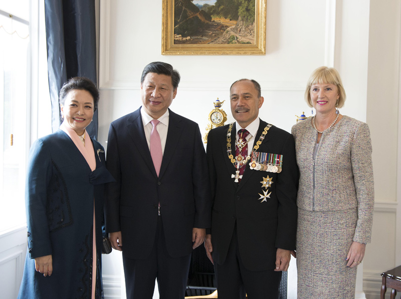 11月20日，中國國家主席習近平在惠靈頓總督府會見新西蘭總督邁特帕裡。這是會見前，習近平和夫人彭麗媛與邁特帕裡總督夫婦合影。新華社記者 李學仁 攝