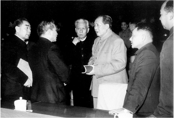 會議間隙，毛澤東、劉少奇、周恩來、鄧小平、陳雲等在一起交談