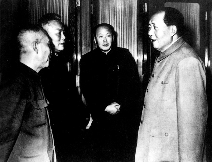 會議期間，毛澤東同李富春（左一）、李先念（左二）、烏蘭夫（左三）親切交談