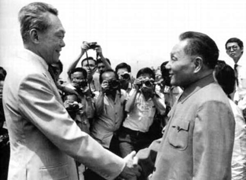 1978年11月，鄧小平出訪新加坡，李光耀在機場歡迎