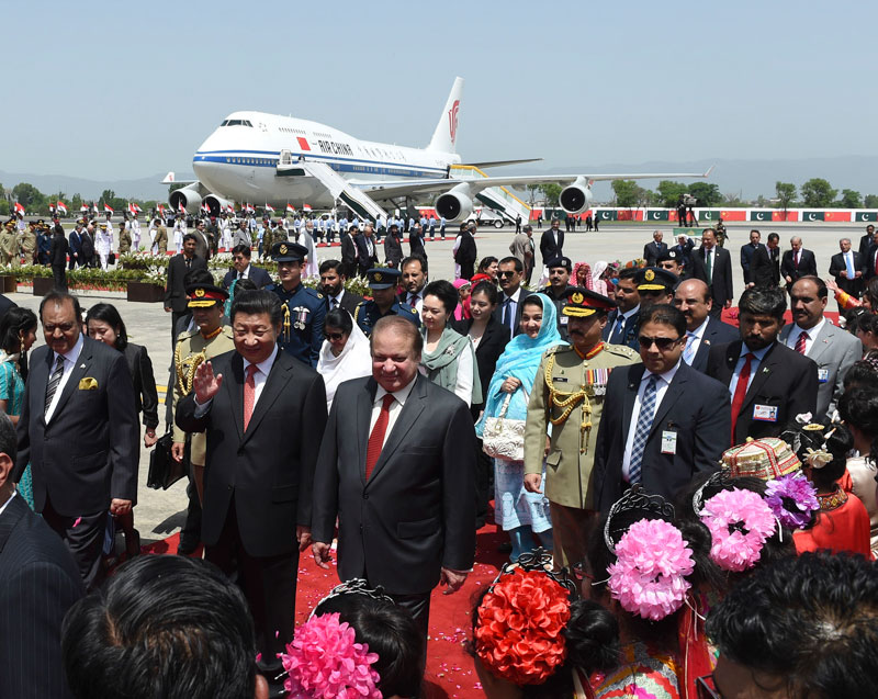4月20日，國家主席習近平在巴基斯坦首都伊斯蘭堡出席巴基斯坦總統侯賽因和總理謝裡夫共同舉行的歡迎儀式。新華社記者 李學仁 攝