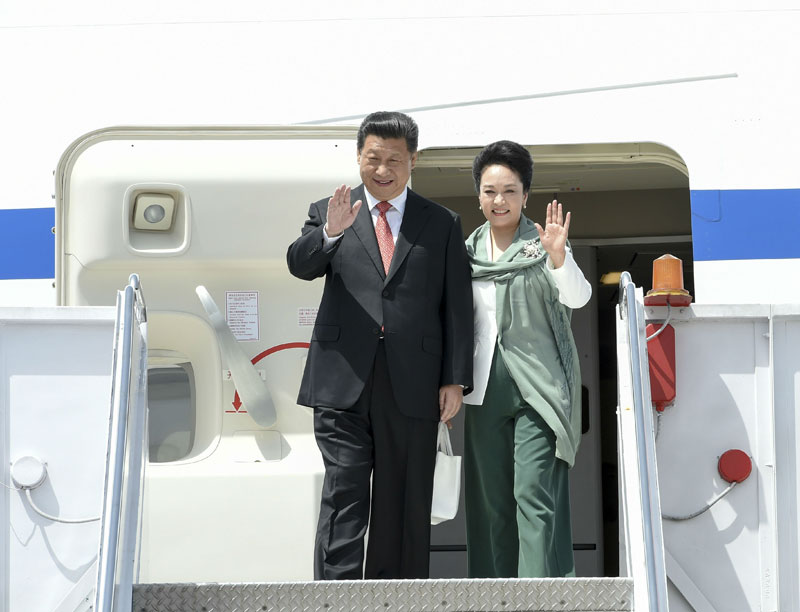 4月20日中午，國家主席習近平抵達伊斯蘭堡，開始對巴基斯坦進行國事訪問。這是習近平主席和夫人彭麗媛向歡迎人群揮手致意。新華社記者 李學仁 攝
