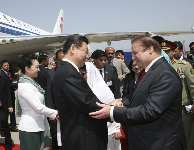 這是巴基斯坦總理謝裡夫迎接習近平主席和夫人彭麗媛。新華社記者 蘭紅光 攝