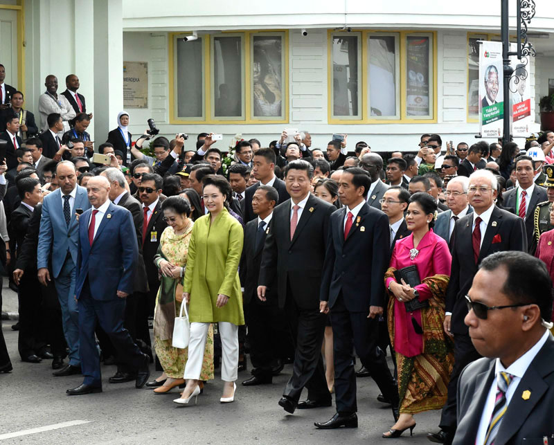 4月24日，國家主席習近平在印度尼西亞萬隆出席萬隆會議60周年紀念活動。這是習近平主席和夫人彭麗媛同亞非國家的領導人一起參加緬懷先賢的“歷史性步行”。新華社記者 李學仁 攝