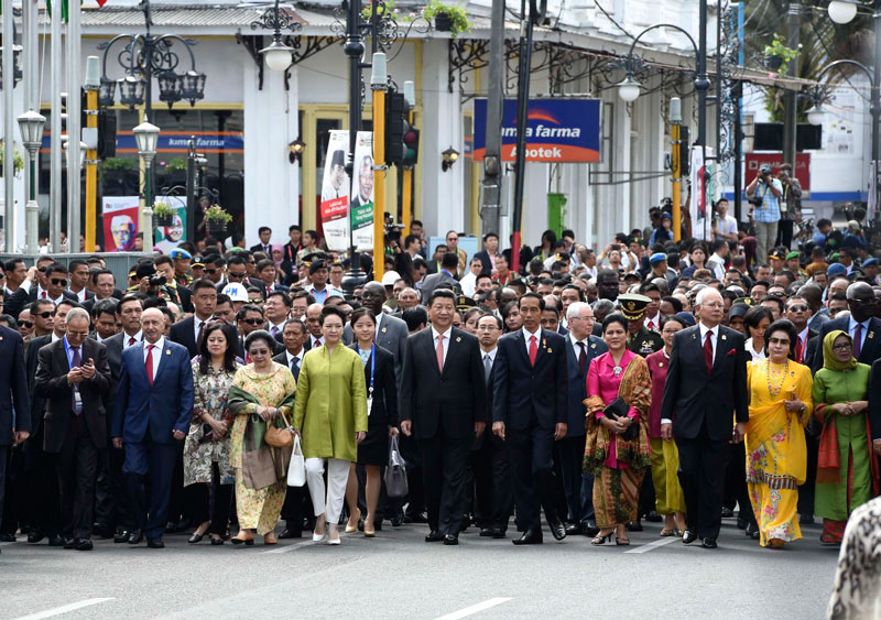 4月24日，國家主席習近平在印度尼西亞萬隆出席萬隆會議60周年紀念活動。這是習近平主席和夫人彭麗媛同亞非國家的領導人一起參加緬懷先賢的“歷史性步行”。新華社記者 李學仁 攝