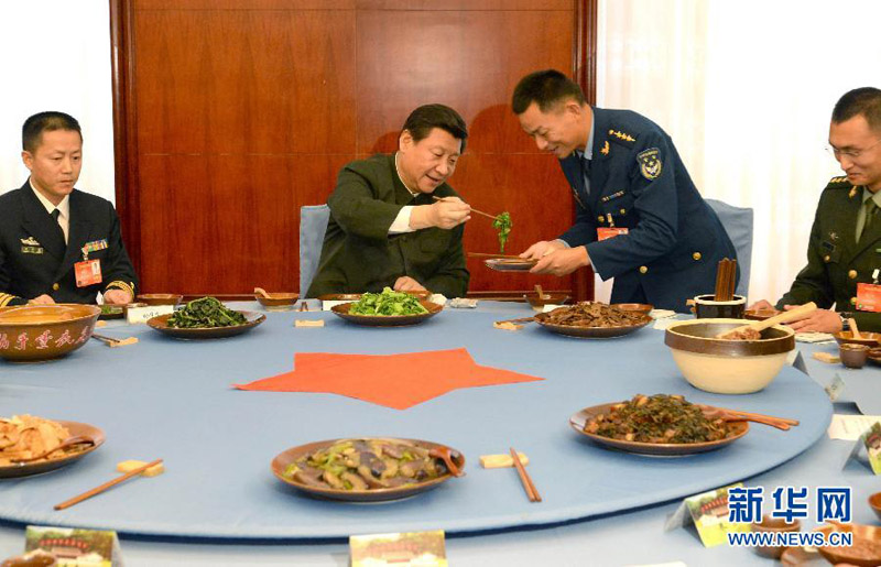 2014年10月31日，習近平同基層會議代表共進午餐、吃“紅軍飯”。 李剛攝