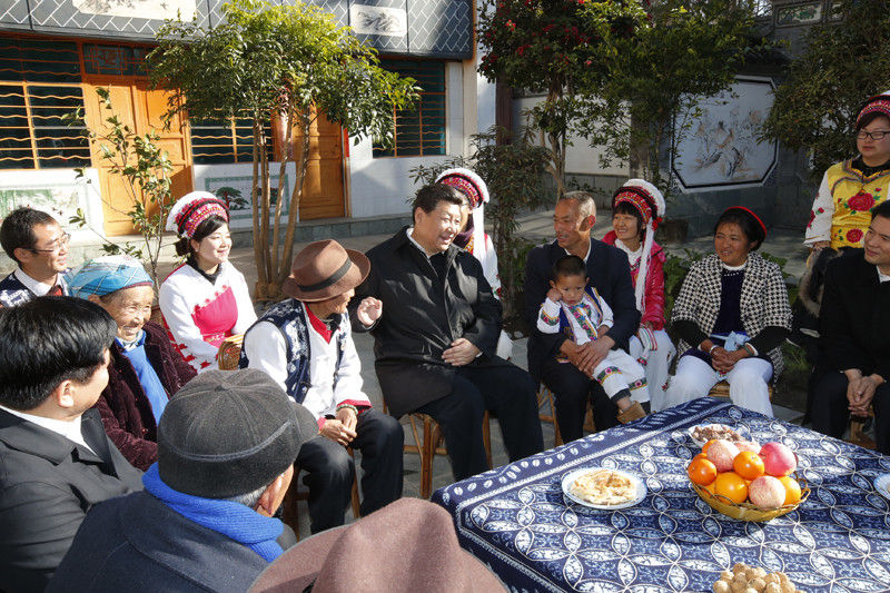 1月20日，習近平來到大理白族自治州大理市灣橋鎮古生村村民李德昌家，同村民們圍坐在一起親切拉家常。新華社記者 鞠鵬 攝